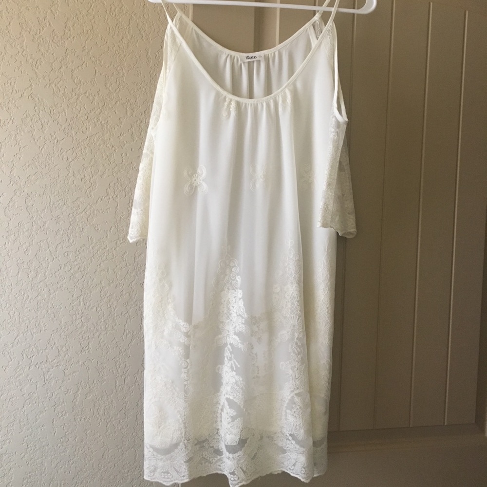 White lace dress, cold should. NEW no tag